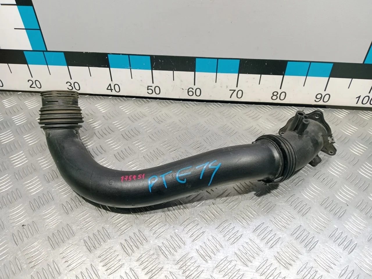 [Б/У] Патрубок воздушного фильтра - Маленький скол [ХОРОШЕЕ] [Код: 00643212 ]