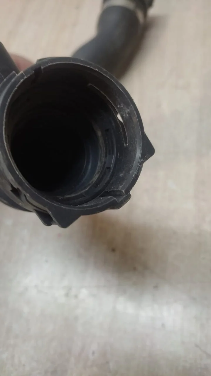 [Б/У] Патрубок радиатора правый BMW X5 E70 07- [Код: 00349258 ]