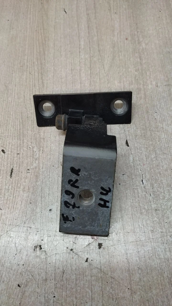 [Б/У] Петля двери задней правой нижняя BMW [Код: 00612560 ]