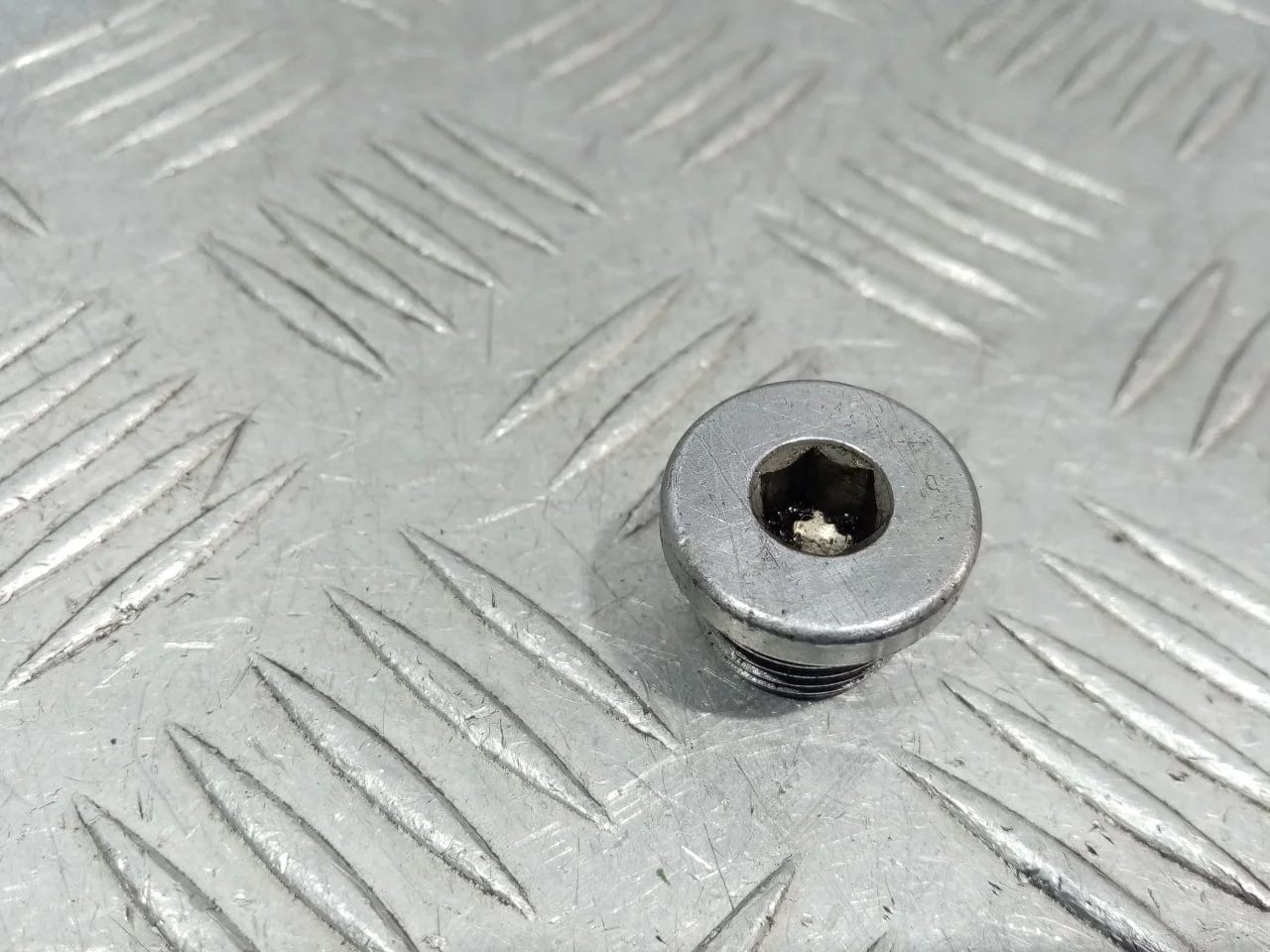 [Б/У] Пробка масляного поддона M18x1,5 [Код: 00601614 ]