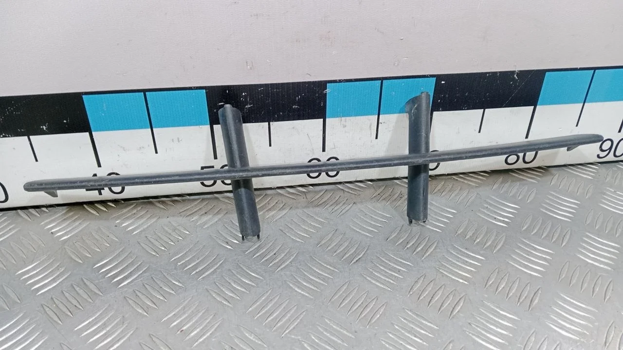 [Б/У] Решетка в бампер центральная E60 [Код: 00383131 ]