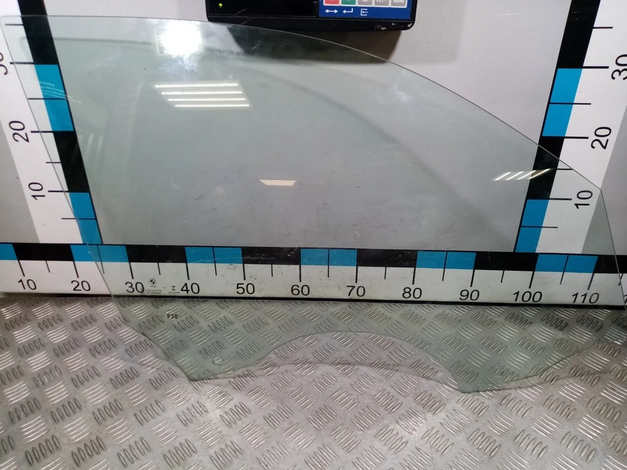 [Б/У] Стекло двери передней правой BMW 1-serie - Несколько мелких царапин [ХОРОШЕЕ] [Код: 00544349 ]