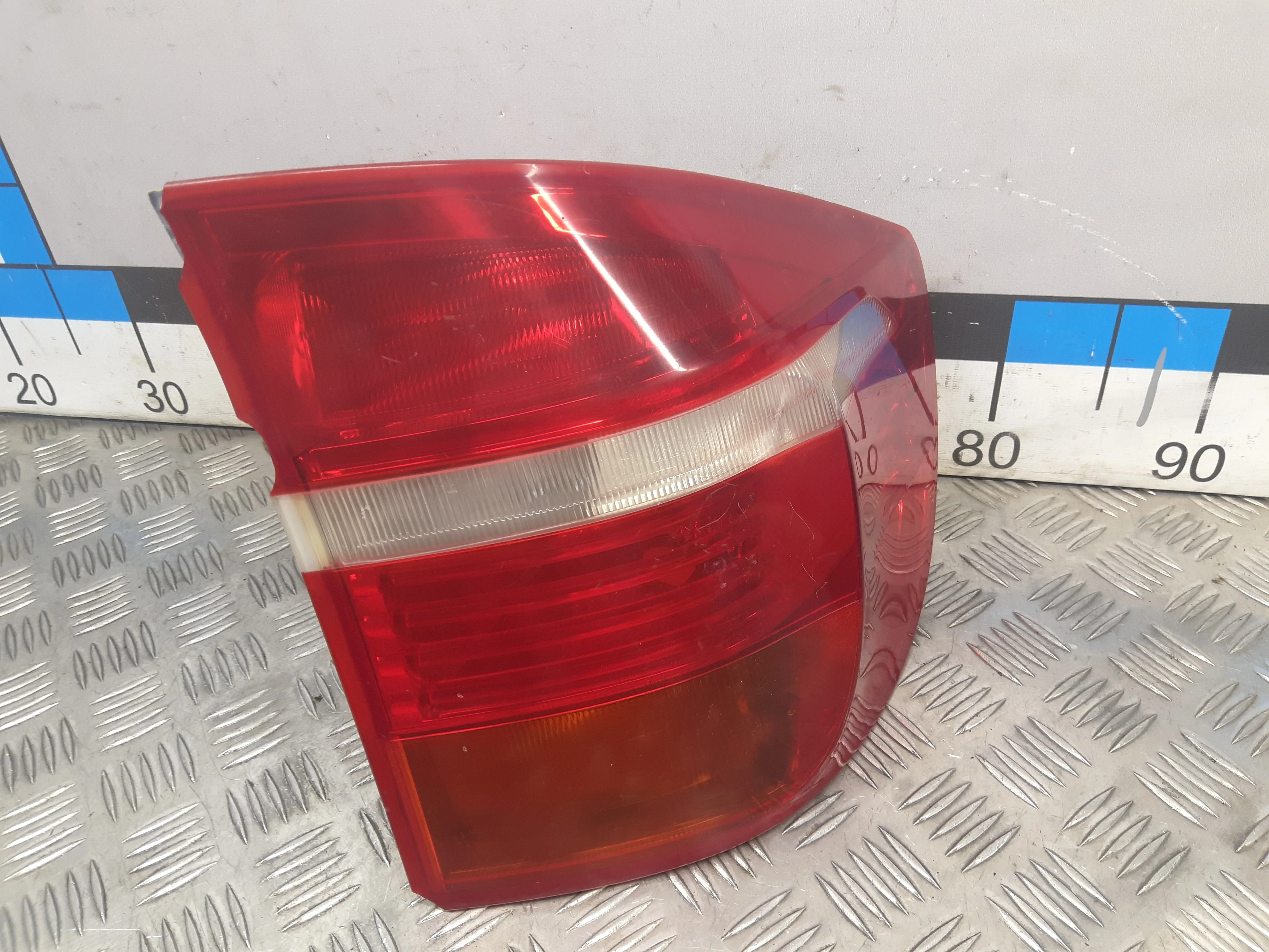 [Б/У] Фонарь задний правый наружний не рест - без боковой накладки, сколы [Код: 00344683 ]