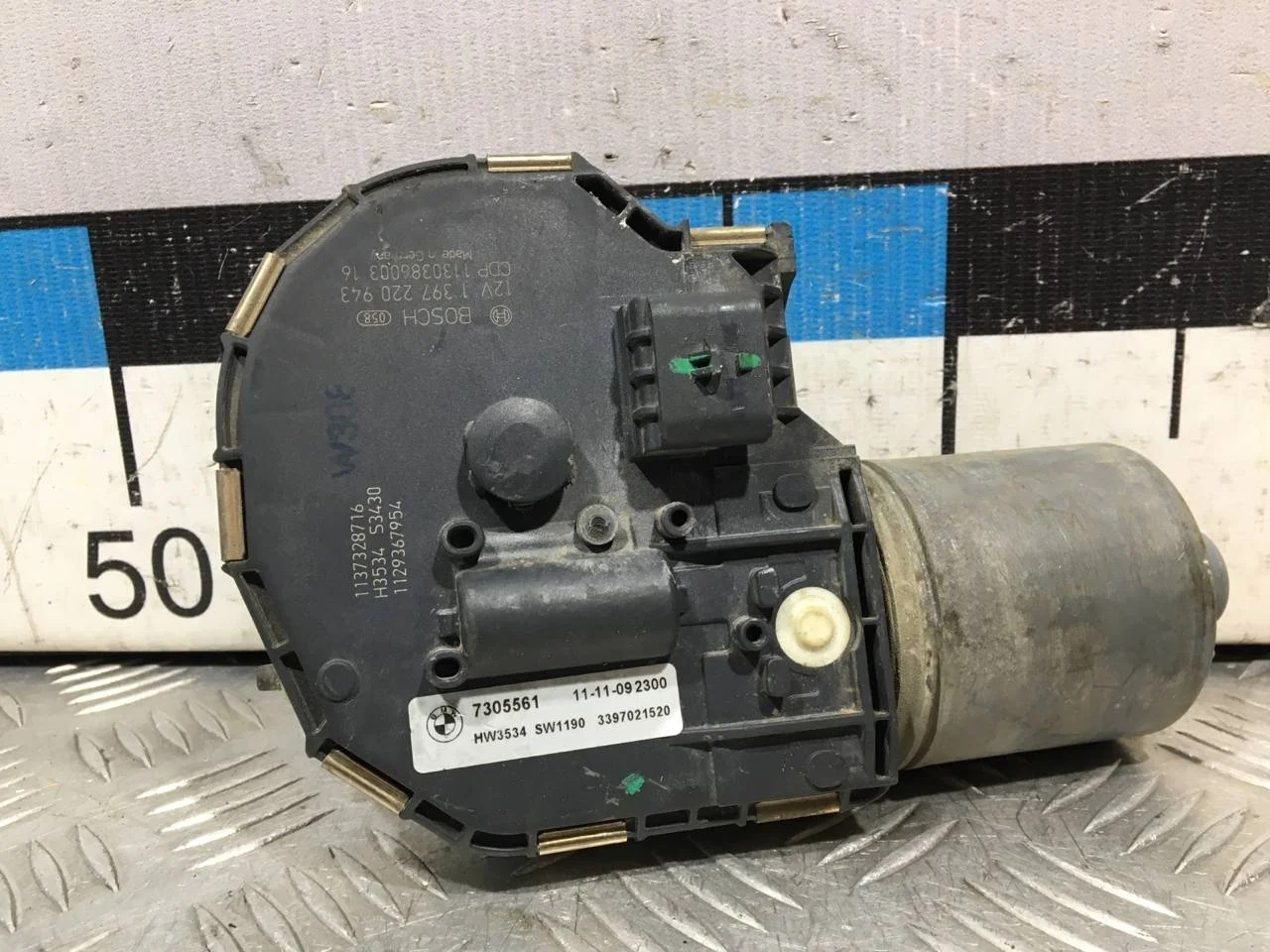 [ЧАСТЬ Б/У] Трапеция стеклоочистителя - только моторчик [Код: 00594887 ]