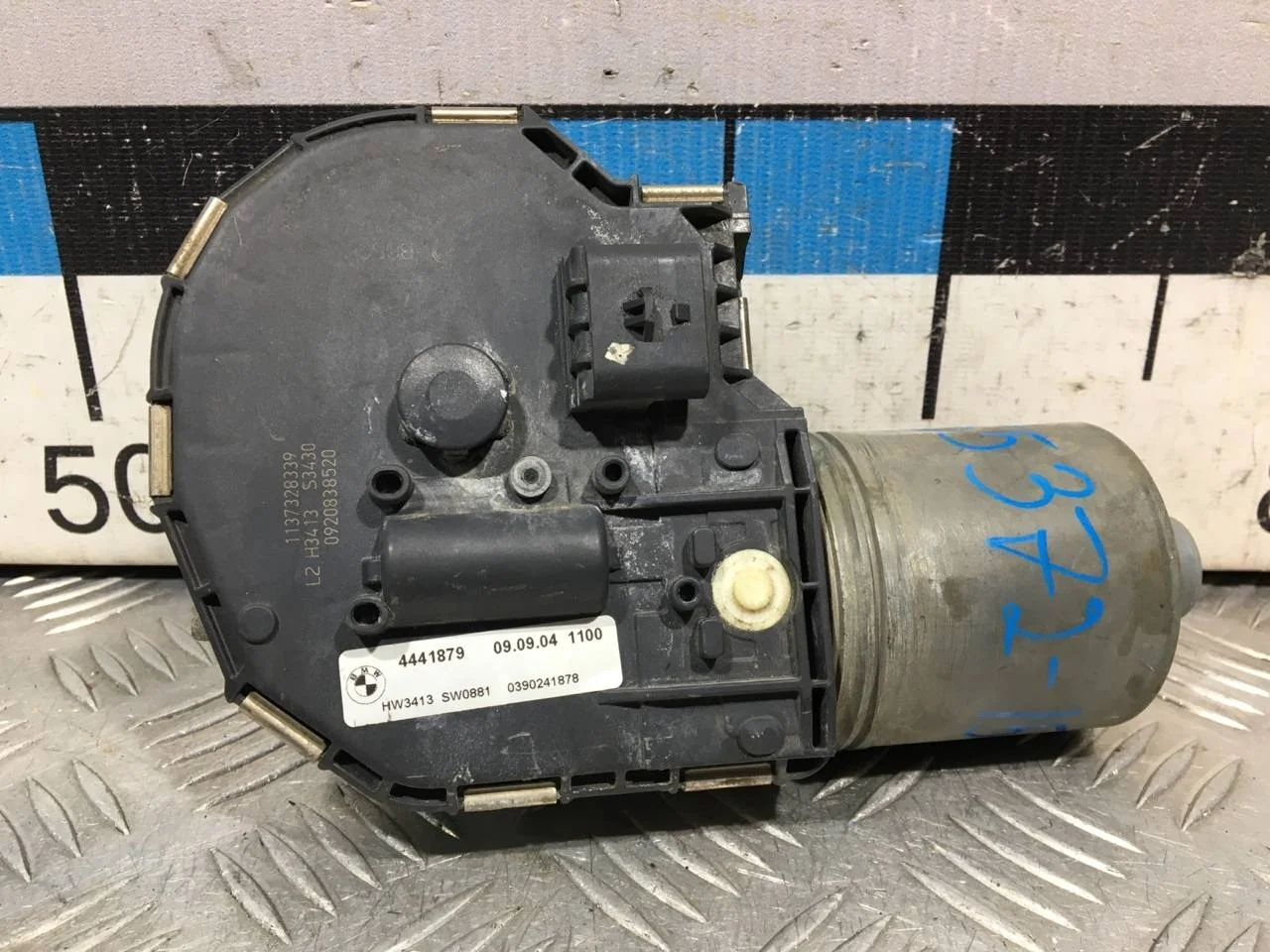 [ЧАСТЬ Б/У] Трапеция стеклоочистителя - только моторчик [Код: 00594888 ]