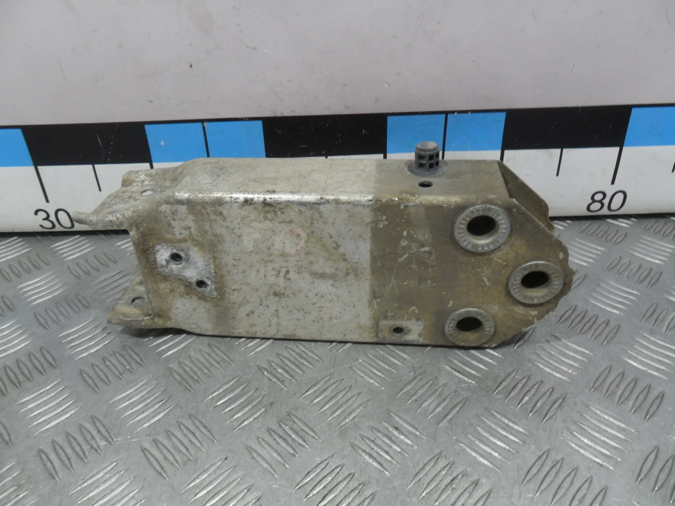 [ЧАСТЬ Б/У] Усилитель переднего бампера - Только кронштейн [Код: 00382254 ]