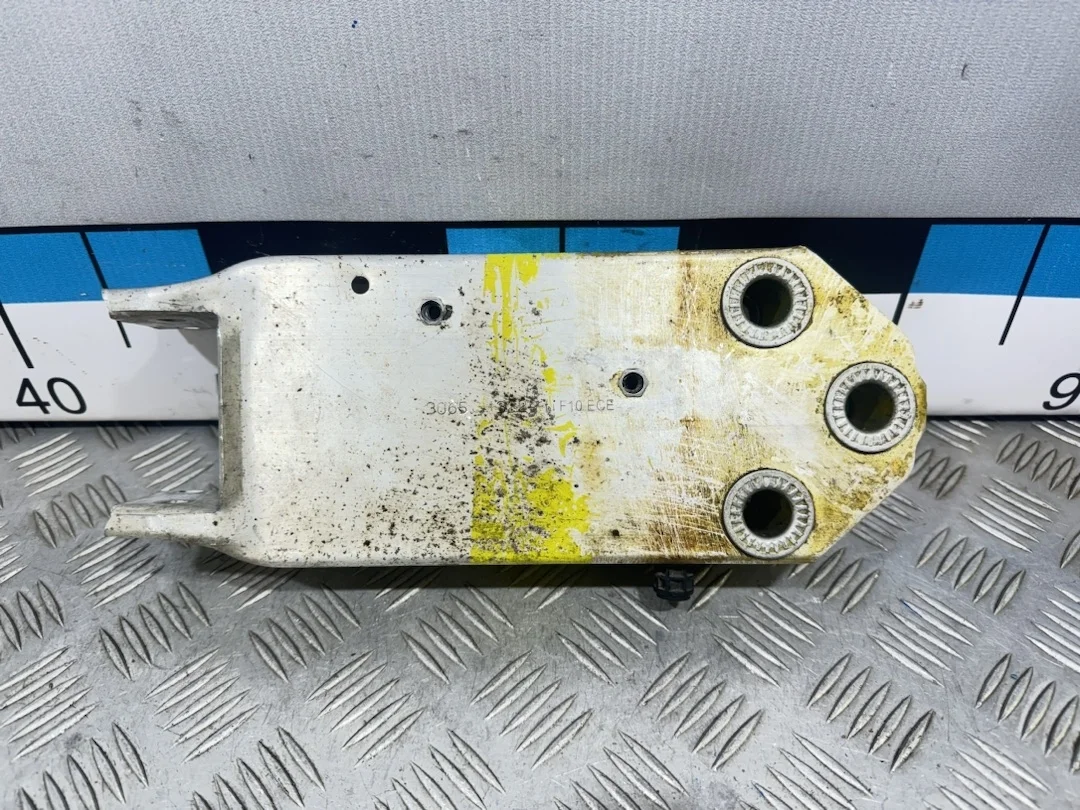 [ЧАСТЬ Б/У] Усилитель переднего бампера - только кронштейн [Код: 00415735 ]