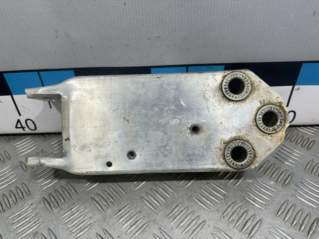 [ЧАСТЬ Б/У] Усилитель переднего бампера - только кронштейн [Код: 00415737 ]