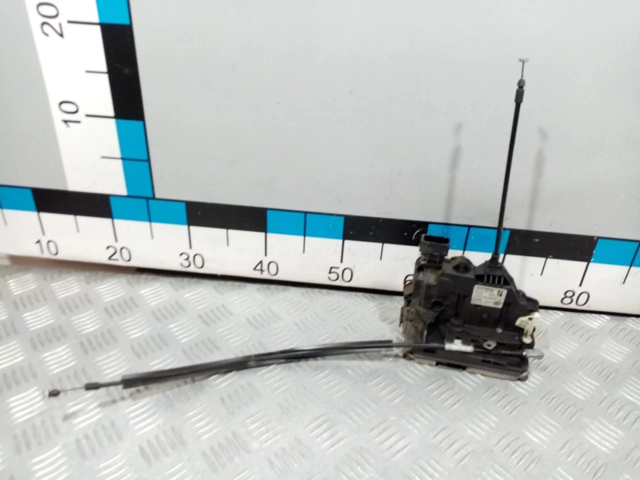 [Б/У] Замок двери задней правой средний [Код: 00668245 ]