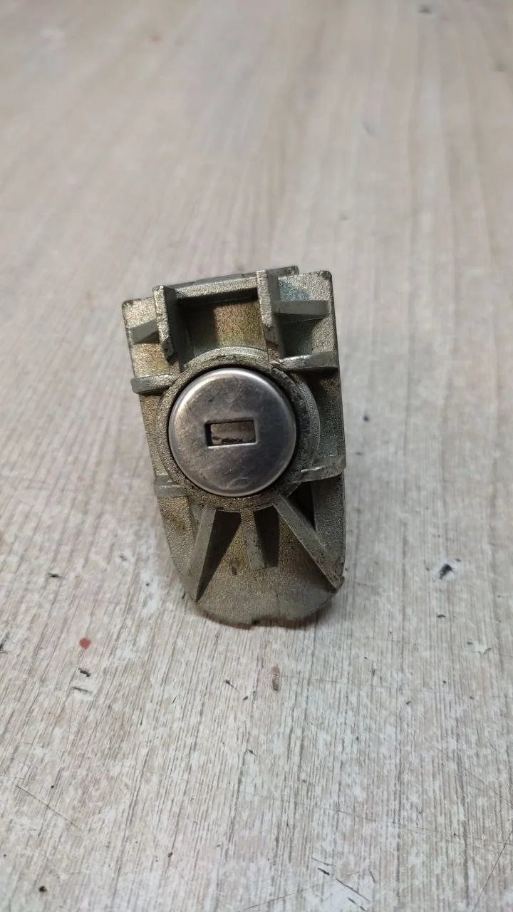 [Б/У] Вставка замка двери передней Ford - Без ключа [ХОРОШЕЕ] [Код: 00591747 ]