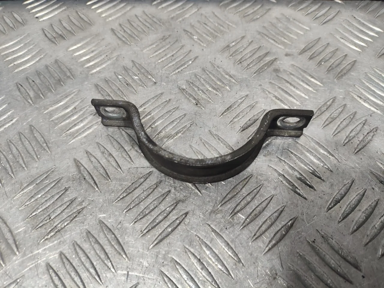 [Б/У] Скоба кронштейн промежуточного вала [Код: 00584218 ]