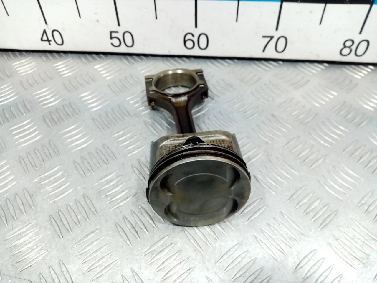 [ЧАСТЬ Б/У] Двигатель PNDA/IQDB Ford Focus III - Поршень с шатуном [Код: 00639880 ]