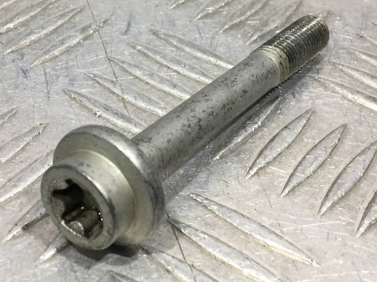 [Б/У] Болт М10 x 80 распредвала [Код: 00588847 ]