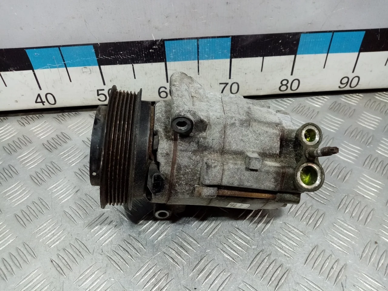 [Б/У] Компрессор кондиционера GM - Маленький скол пластика на разъеме [ХОРОШЕЕ] [Код: 00587405 ]