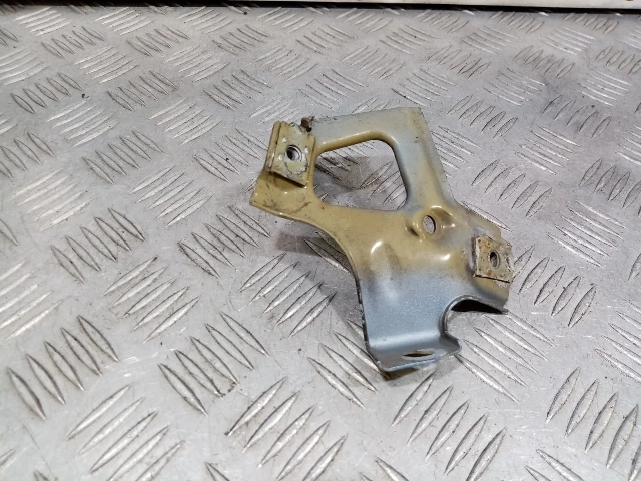 [Б/У] Кронштейн крыла левый GM [Код: 00528939 ]