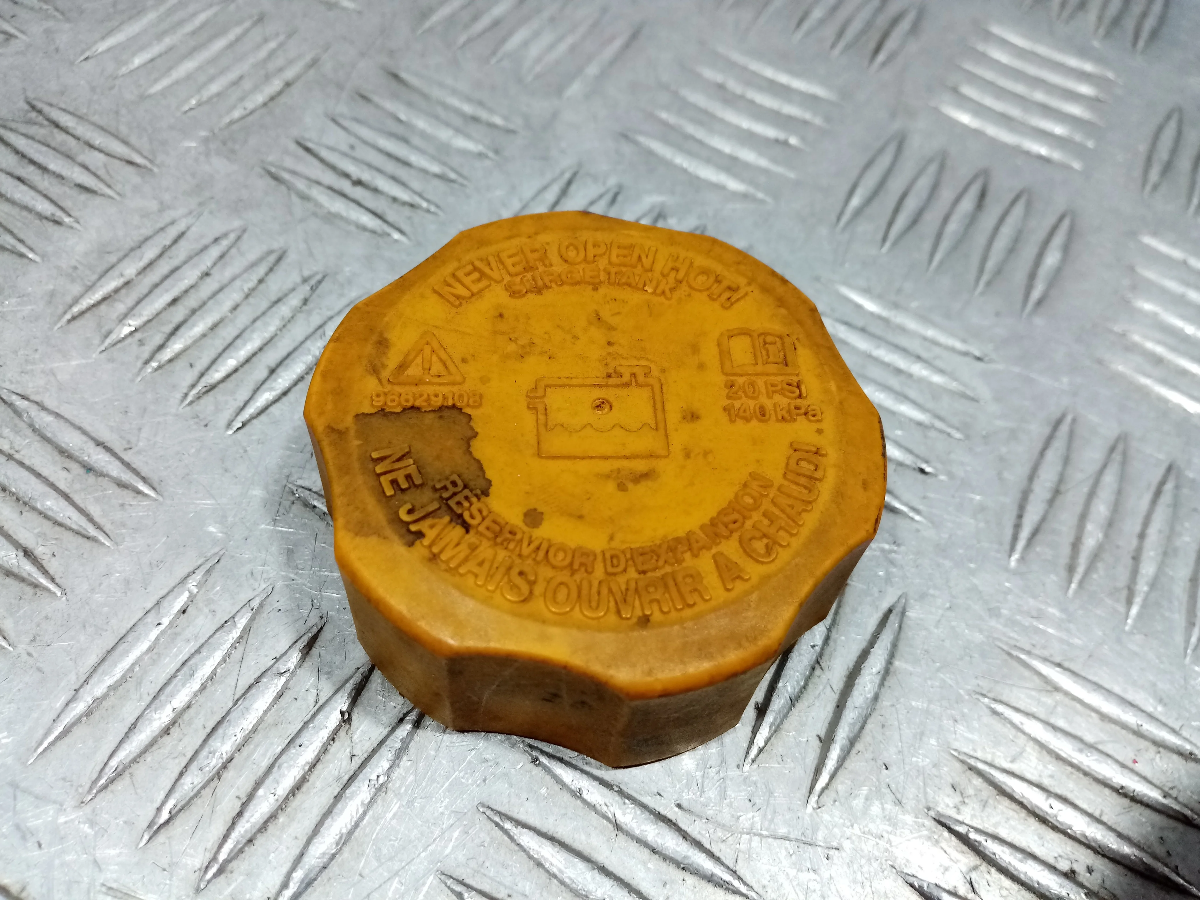 [Б/У] Крышка расширительного бачка [Код: 00386694 ]