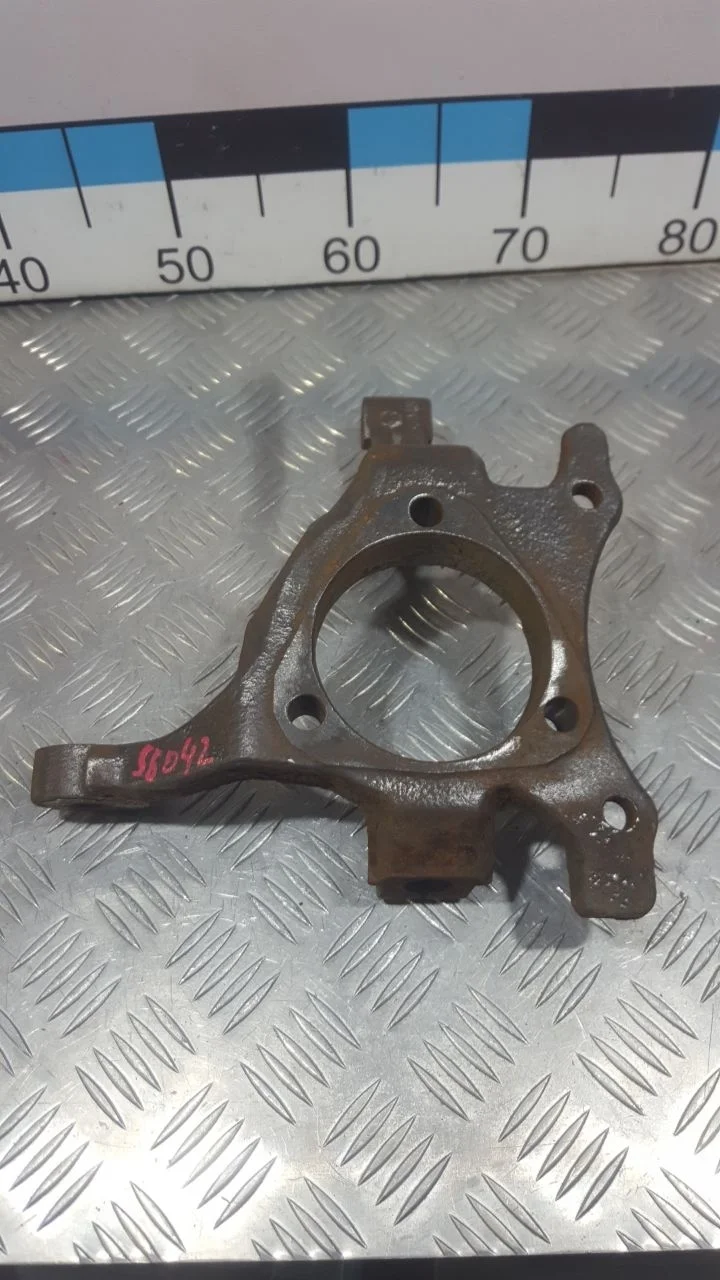 [Б/У] Кулак поворотный передний правый [Код: 00372463 ]