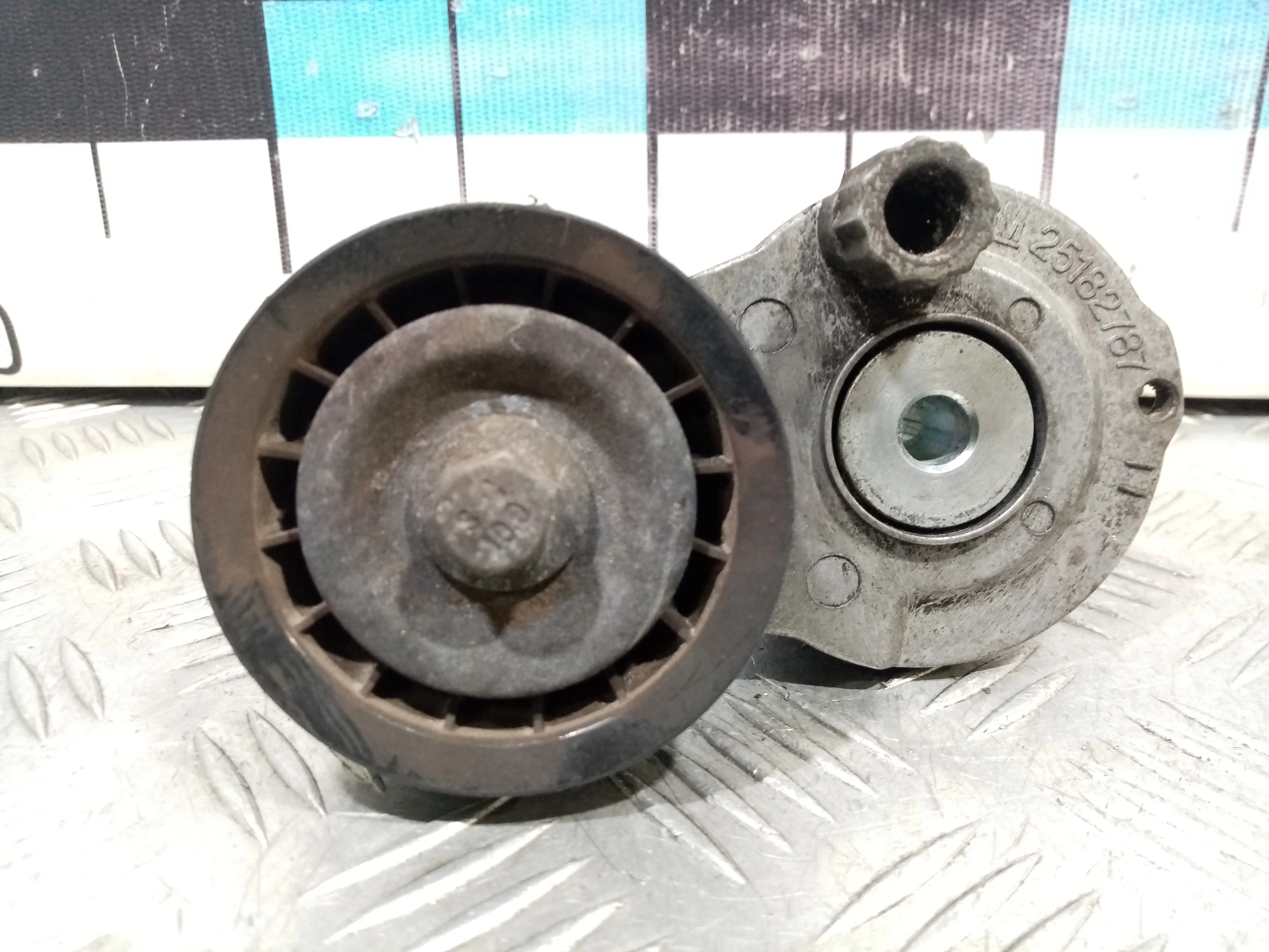 [Б/У] Натяжитель ремня [Код: 00409857 ]