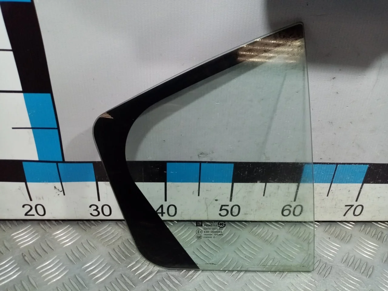 [Б/У] Стекло двери задней правой форточка [Код: 00597920 ]