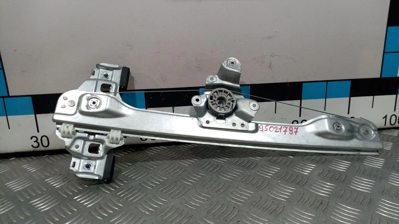 [Б/У] Стеклоподъемник электр. задний правый Шевроле [Код: 00379554 ]