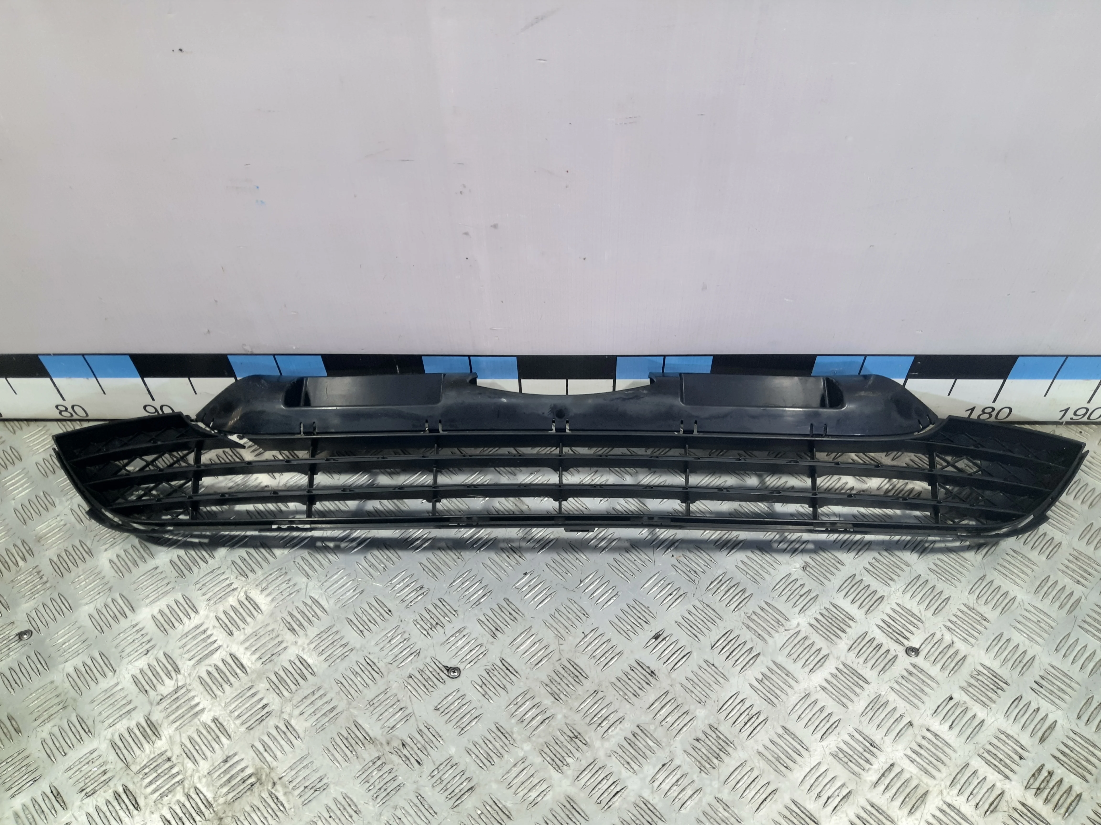 [Б/У] Решетка радиатора - (Состояние: Надломана решетка) [Незначительные дефекты] [Код: 00468989]