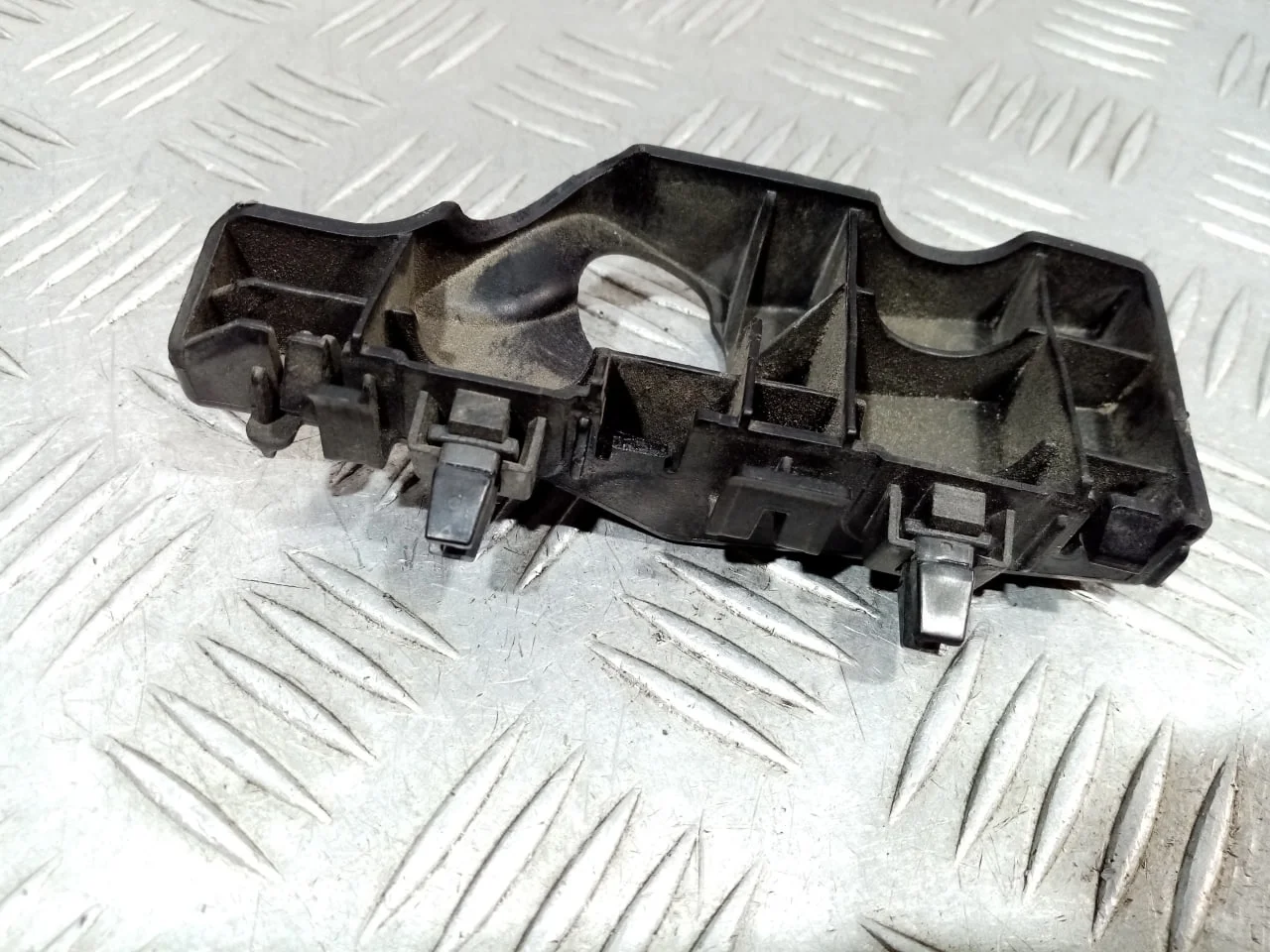 [Б/У] Кронштейн переднего бампера правый - (Состояние: нет 1 защелки) [ХОРОШЕЕ] [Код: 00663135 ]