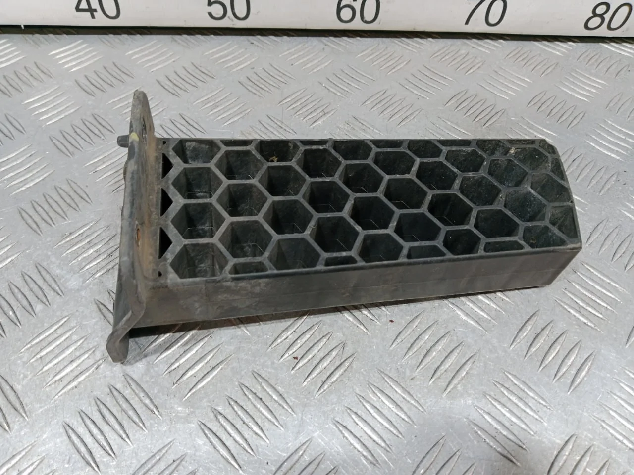 [Б/У] Кронштейн усилителя переднего правый [Код: 00652410 ]