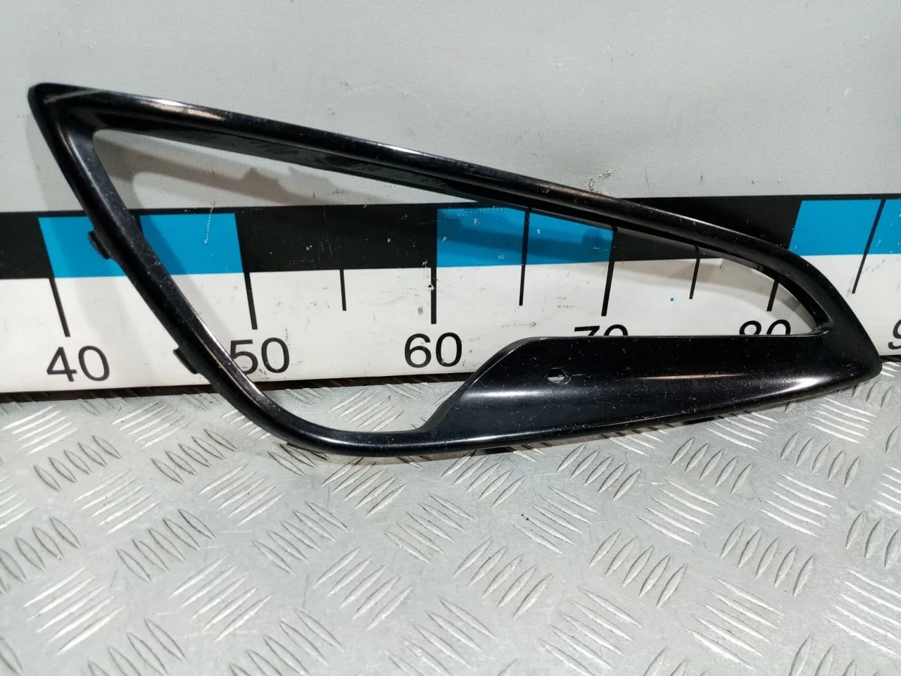 [Б/У] Рамка противотуманной фары правой [Код: 00655768 ]