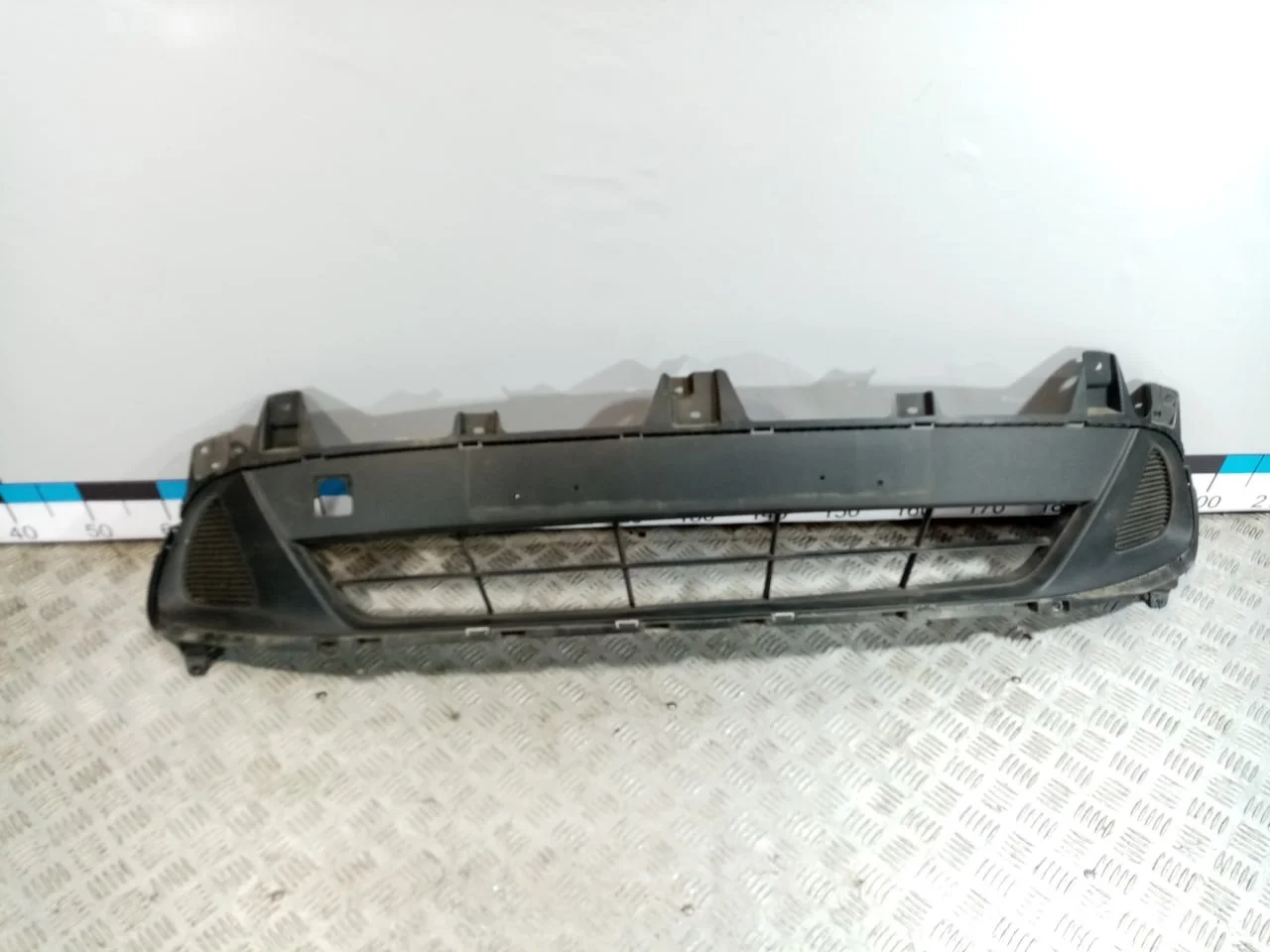 [Б/У] Решетка в бампер центральная [Код: 00661141 ]