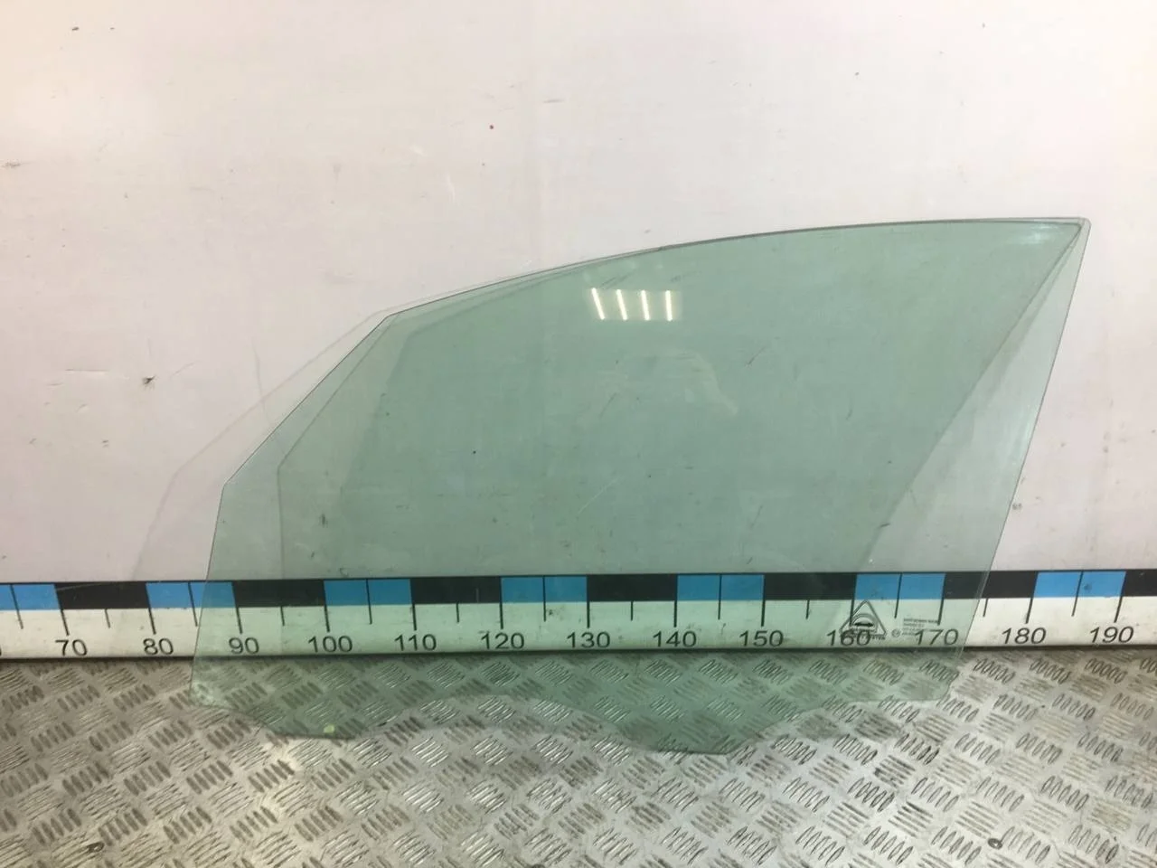 [Б/У] Стекло двери передней левой [Код: 00580212 ]