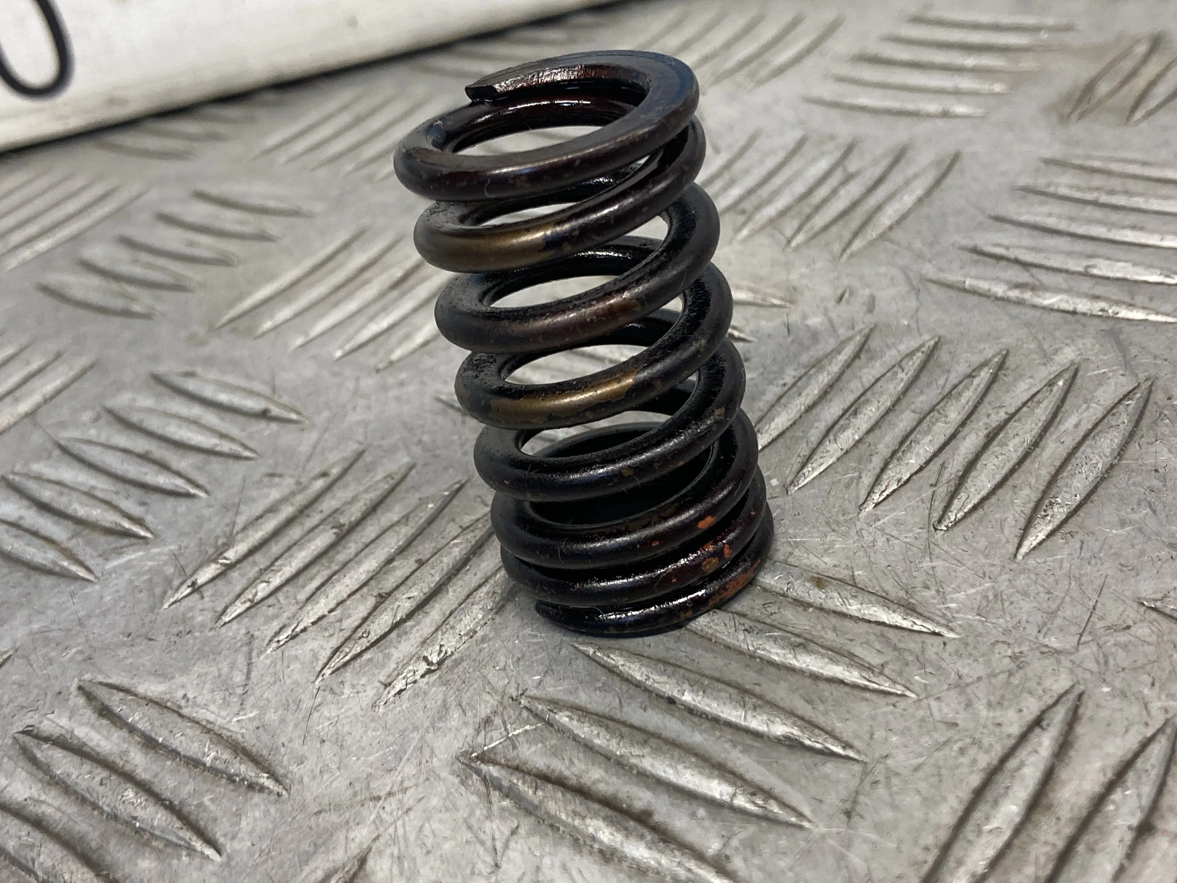 [ЧАСТЬ Б/У] Головка блока цилиндров правая (3.7 24V) Infiniti - пружина клапана [Код: 00361112 ]