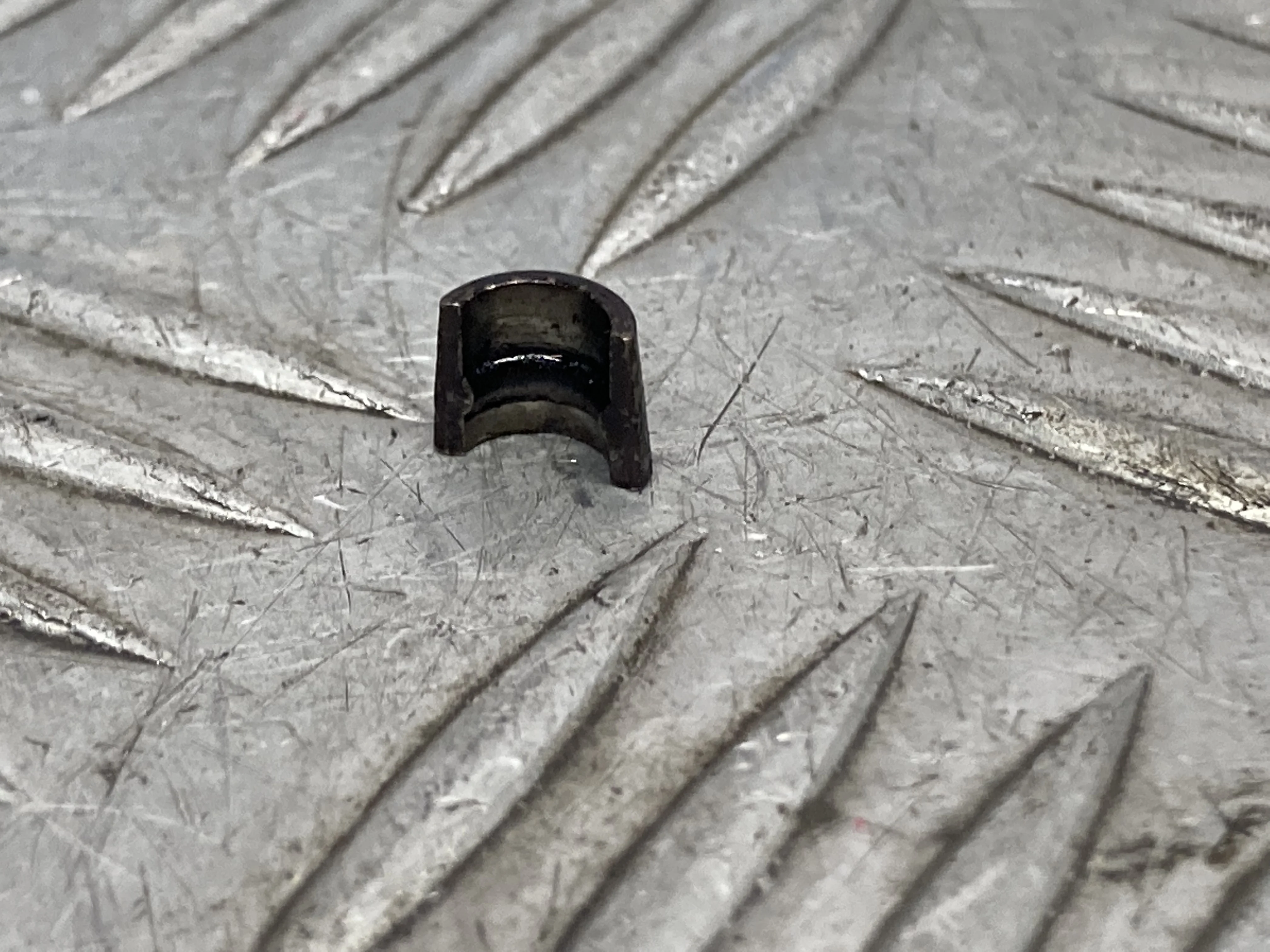 [ЧАСТЬ Б/У] ЧАСТЬ Головка блока левая - Сухарь клапана [Код: 00361116 ]