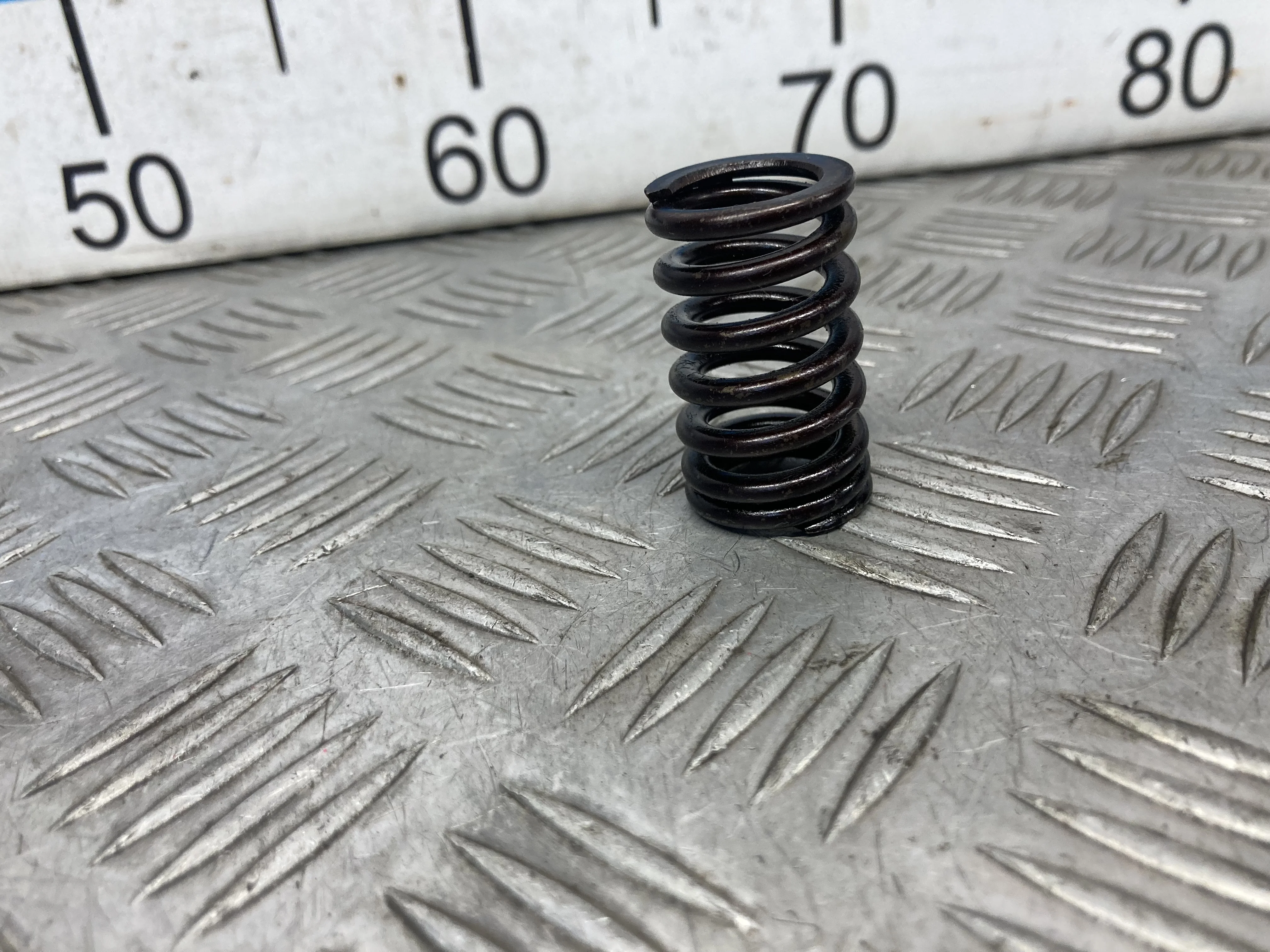 [ЧАСТЬ Б/У] ЧАСТЬ Головка блока левая - пружина клапана [Код: 00361118 ]