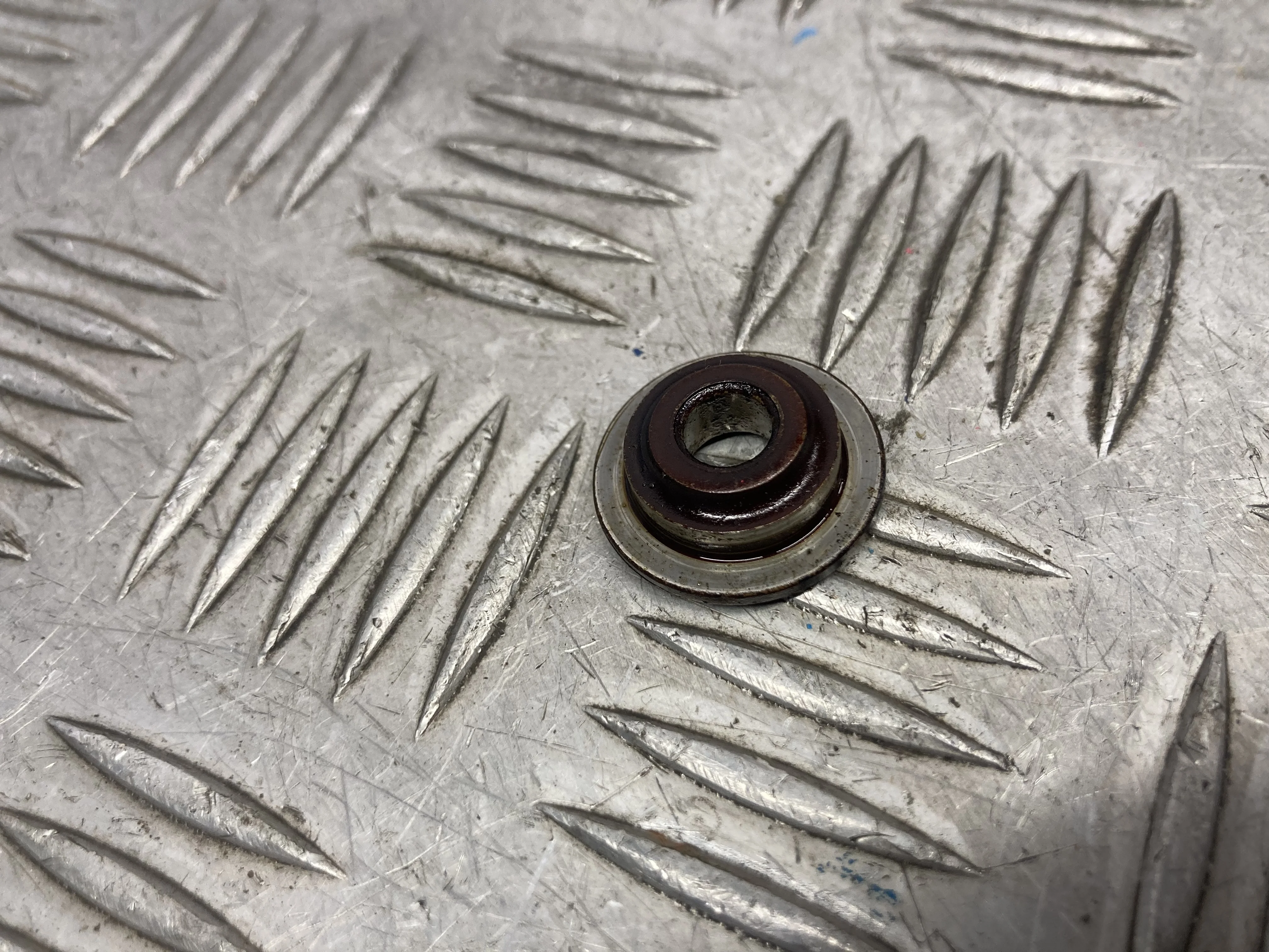 [ЧАСТЬ Б/У] ЧАСТЬ Головка блока левая - Тарелка клапана [Код: 00361119 ]