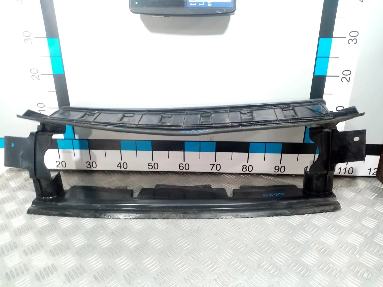 [Б/У] Дефлектор радиатора нижний - Незначительная трещина [Незначительные дефекты] [Код: 00620785 ]