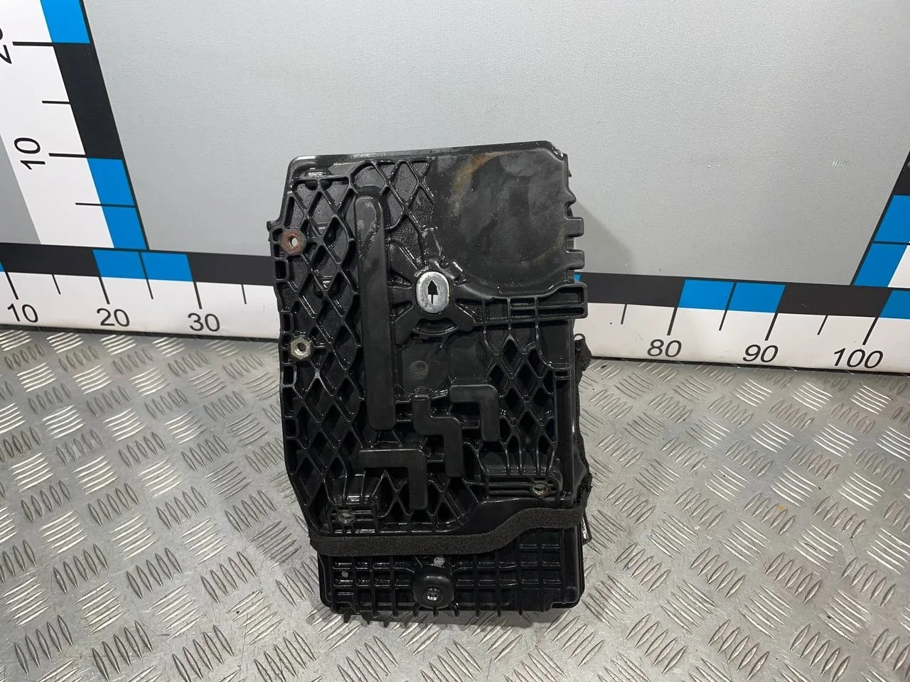 [Б/У] Крепление АКБ (корпус/подставка) [Код: 00619934 ]