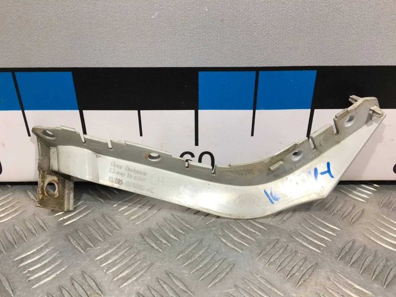 [Б/У] Кронштейн заднего бампера левый [Код: 00619863 ]