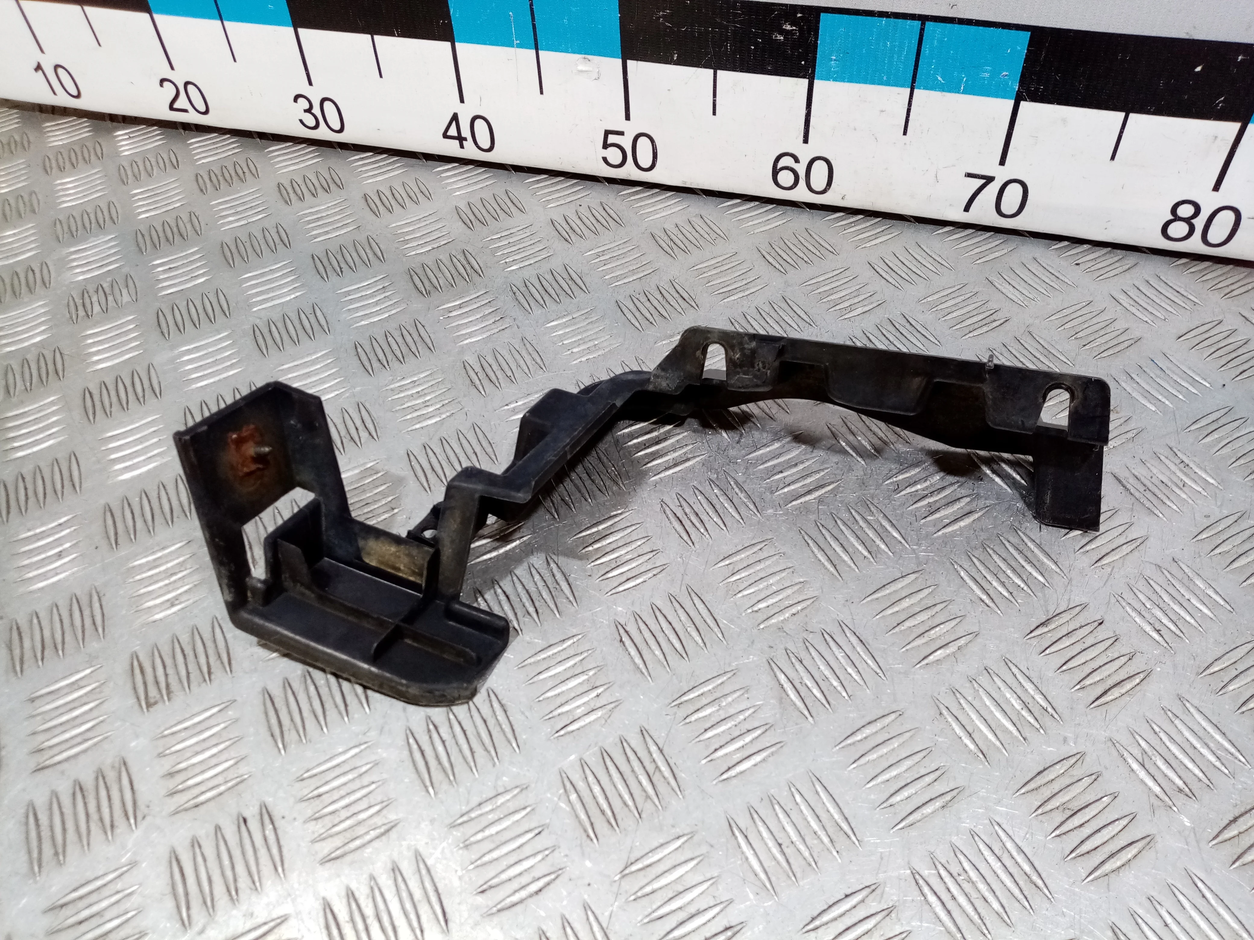 [Б/У] Кронштейн заднего бампера правый [Код: 00450619 ]