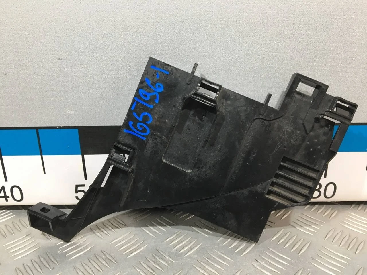 [Б/У] Кронштейн фар левый - (Состояние: скол одного крепления) [ХОРОШЕЕ] [Код: 00620307 ]