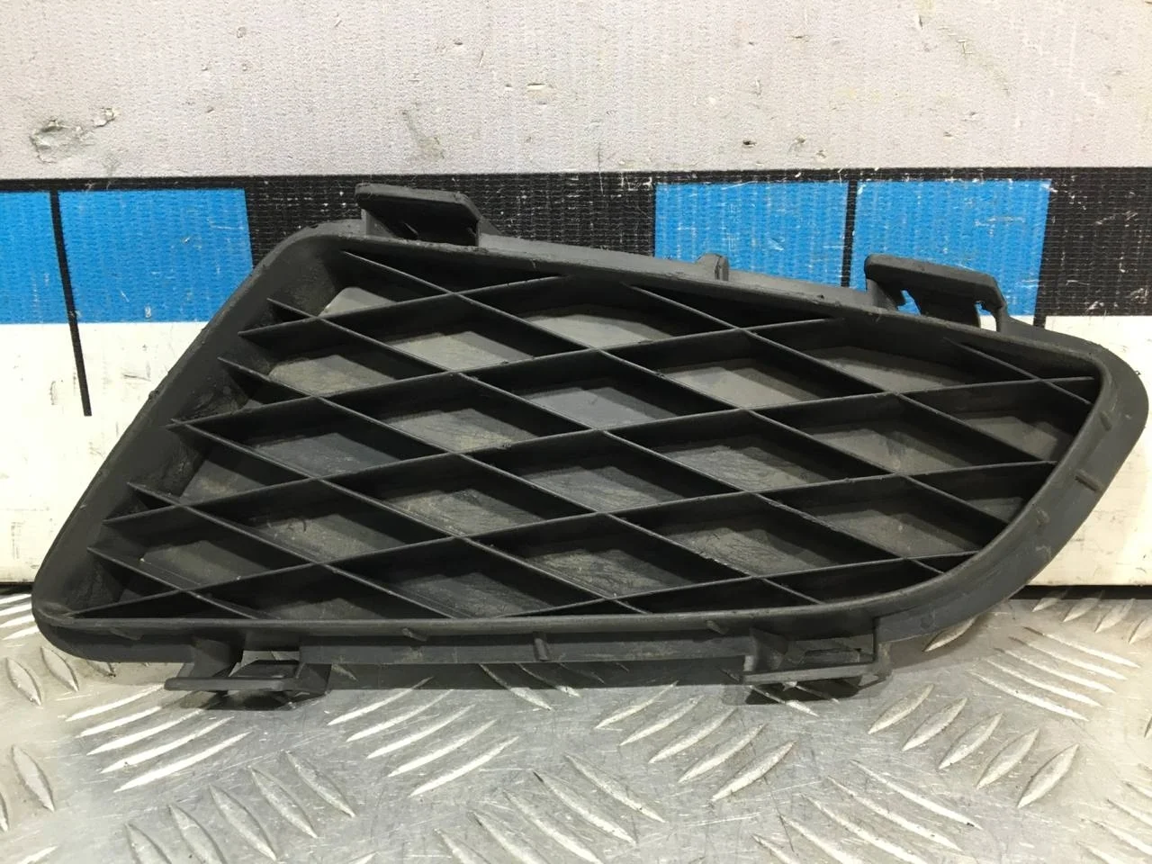 [Б/У] Решетка в бампер левая [Код: 00596643]