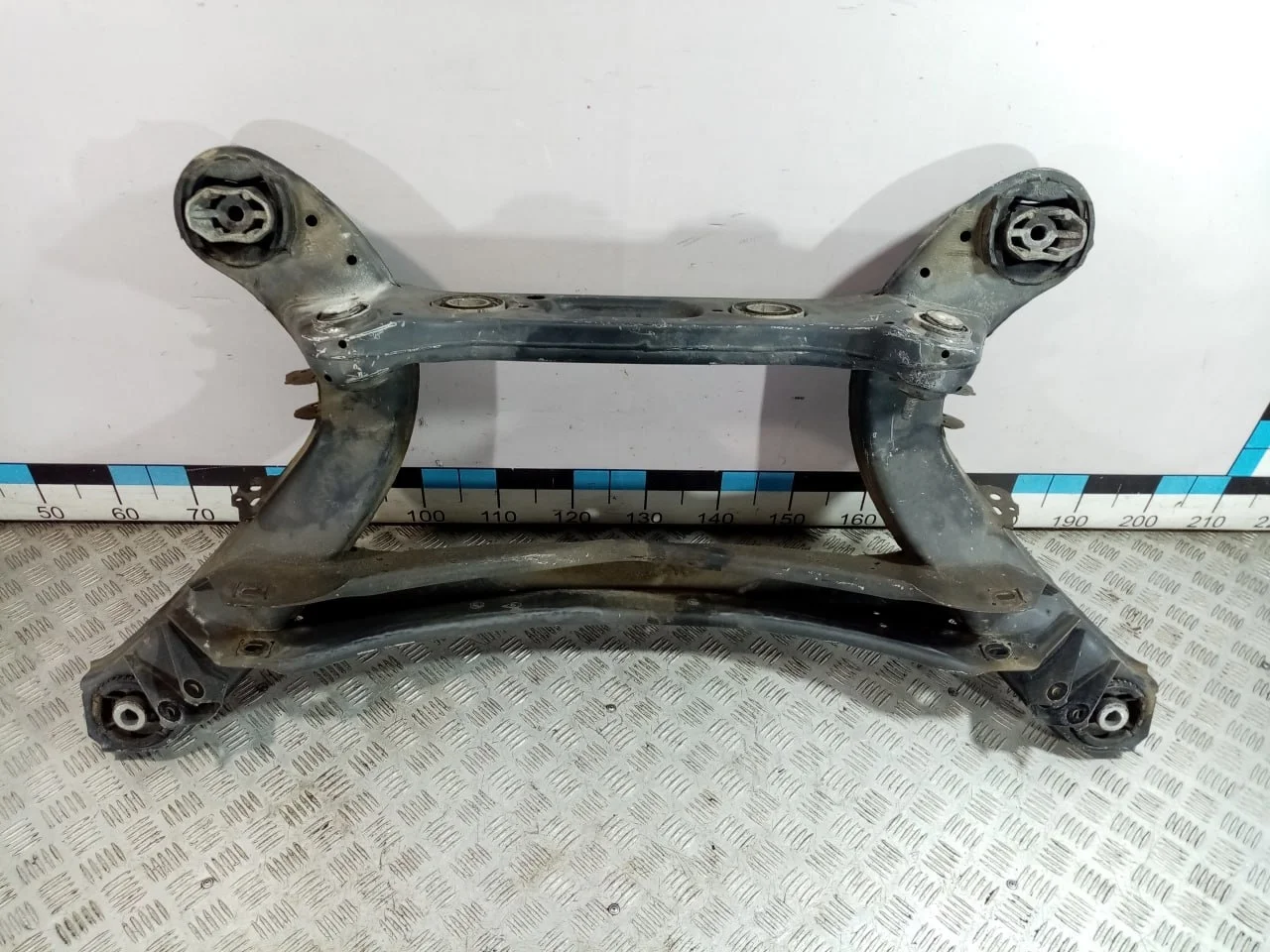 [Б/У] Балка задняя Mercedes - Два сайлентблока под замену [ХОРОШЕЕ] [Код: 00612106 ]