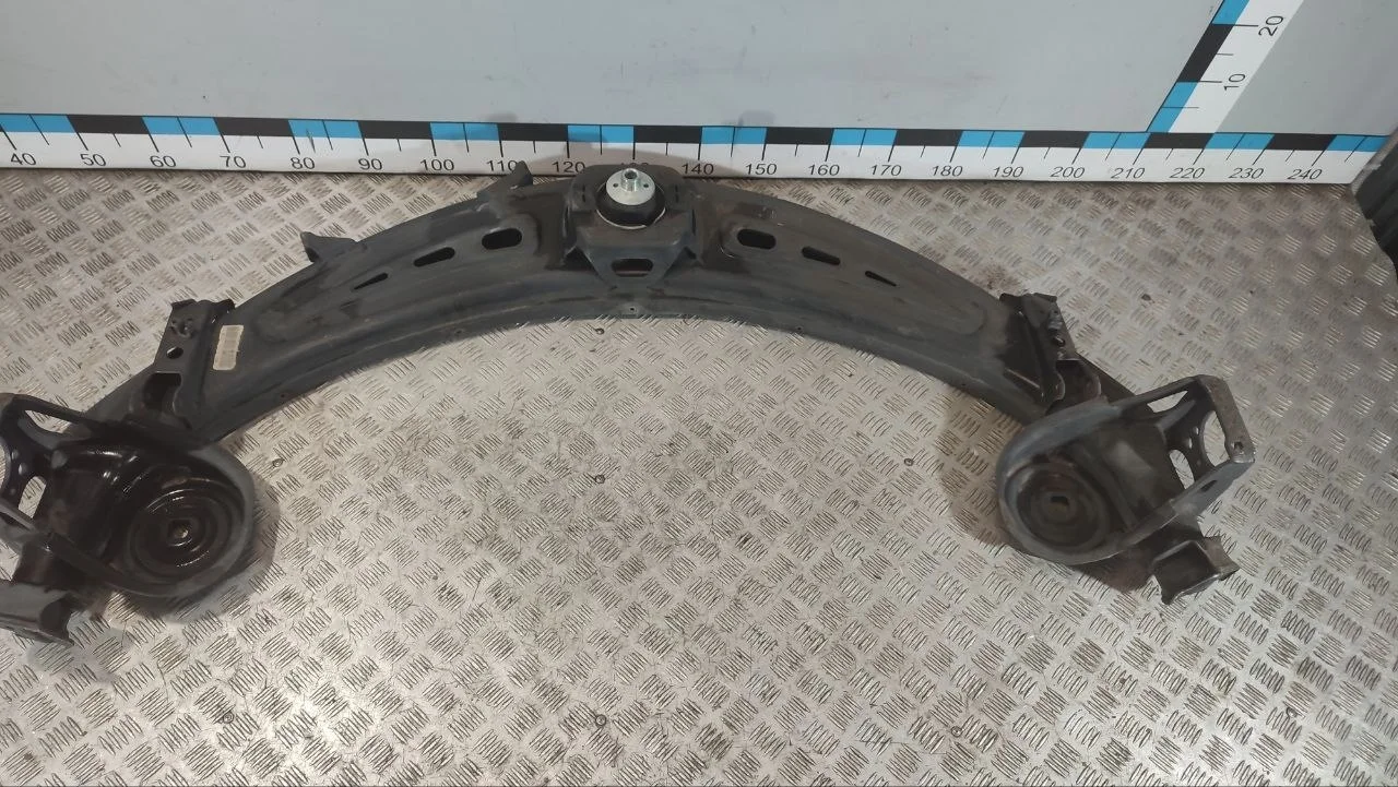 [Б/У] Балка задняя W169 W245 [Код: 00677230 ]