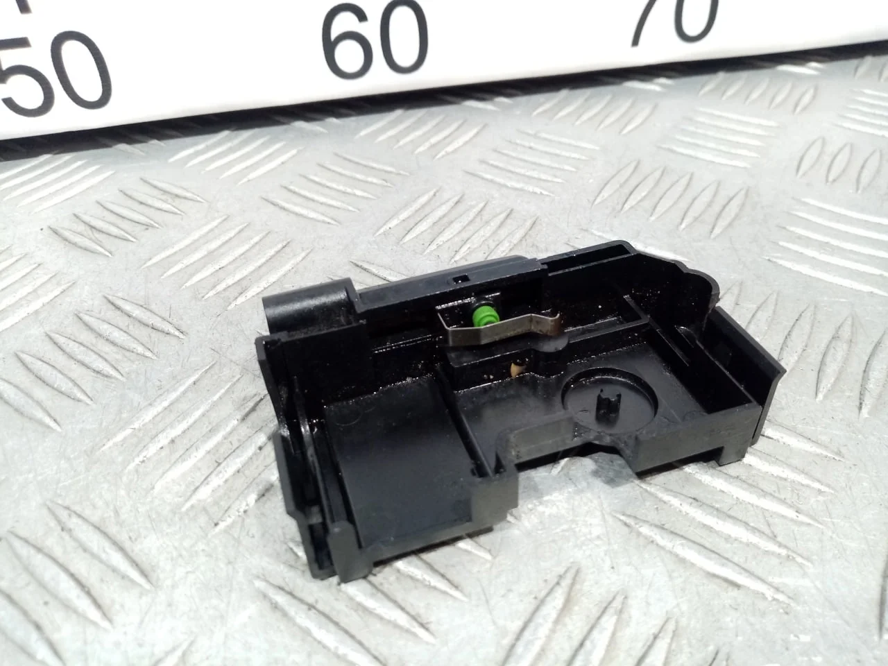 [Б/У] Выключатель концевой замка капота левый [Код: 00613236 ]