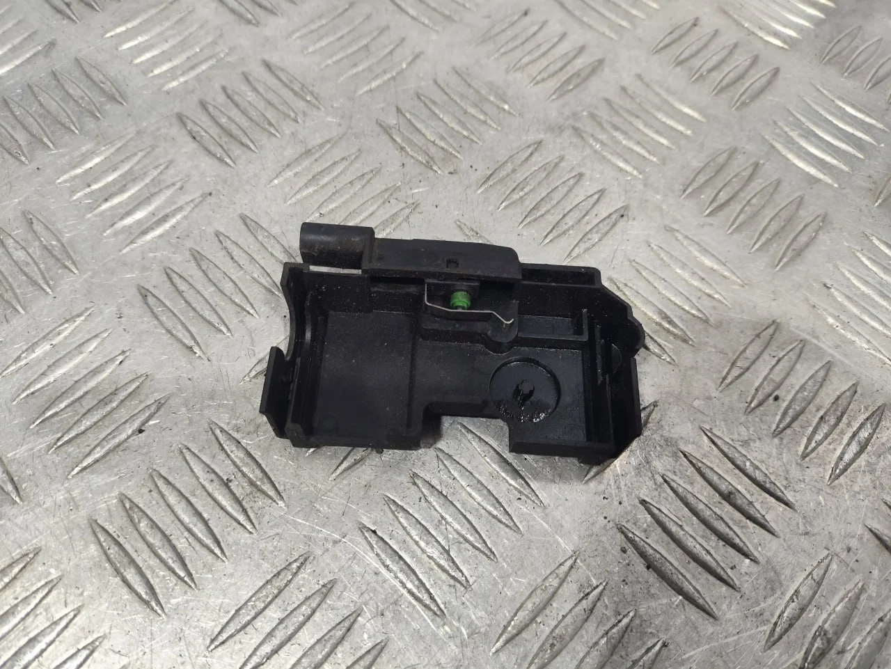 [Б/У] Выключатель концевой замка капота левый [Код: 00613470 ]