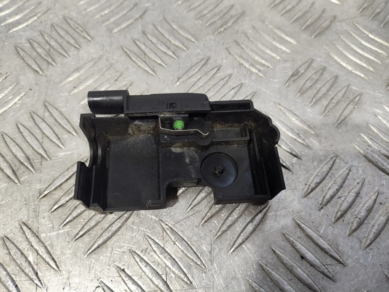 [Б/У] Выключатель концевой замка капота левый [Код: 00627082 ]