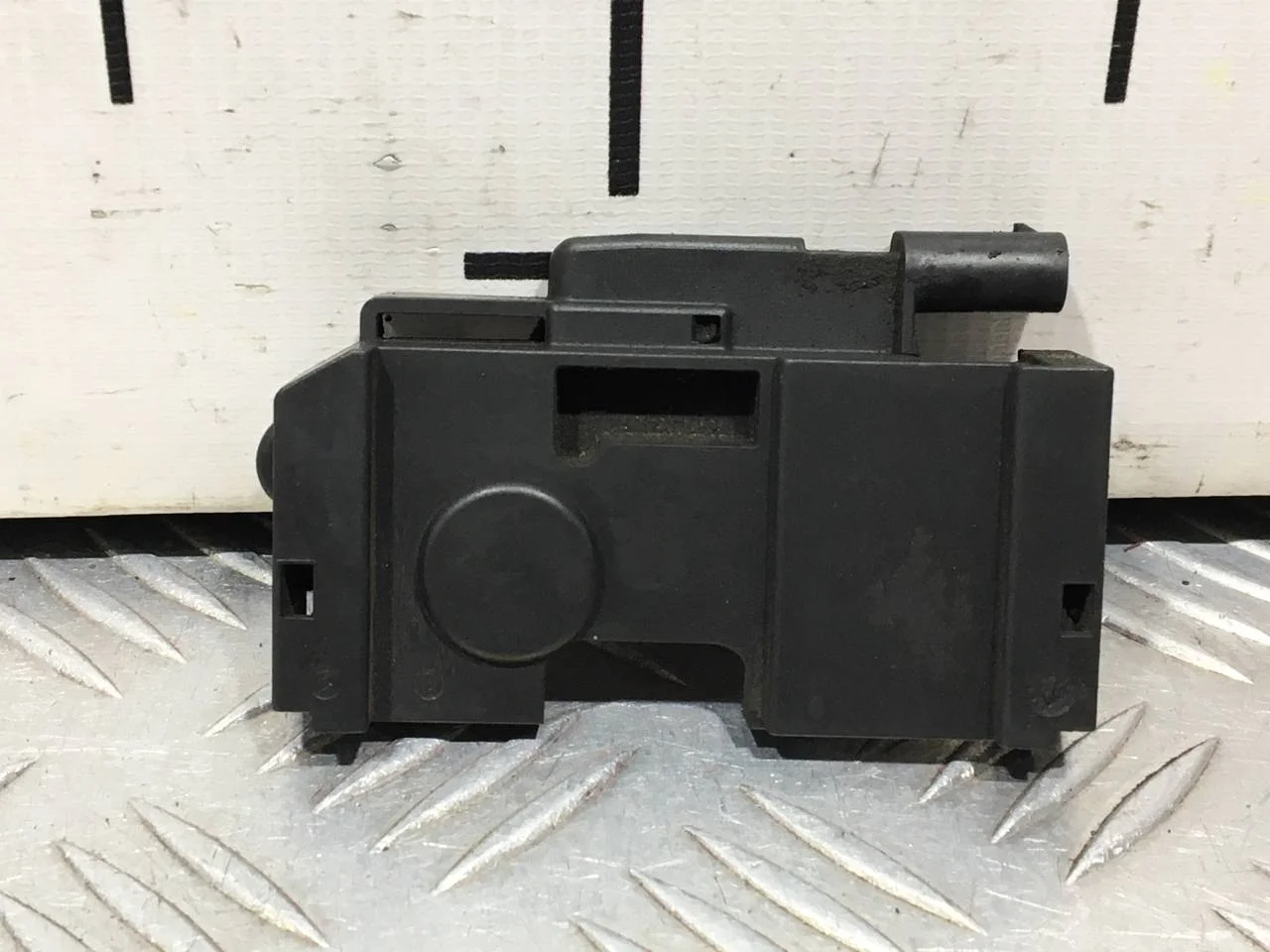 [Б/У] Выключатель концевой замка капота левый [Код: 00656230 ]