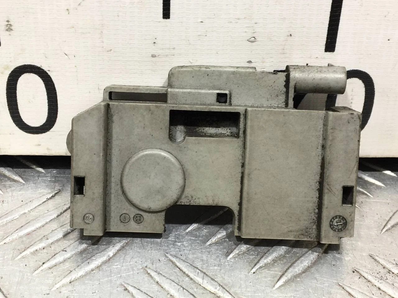 [Б/У] Выключатель концевой замка капота правый [Код: 00656228 ]