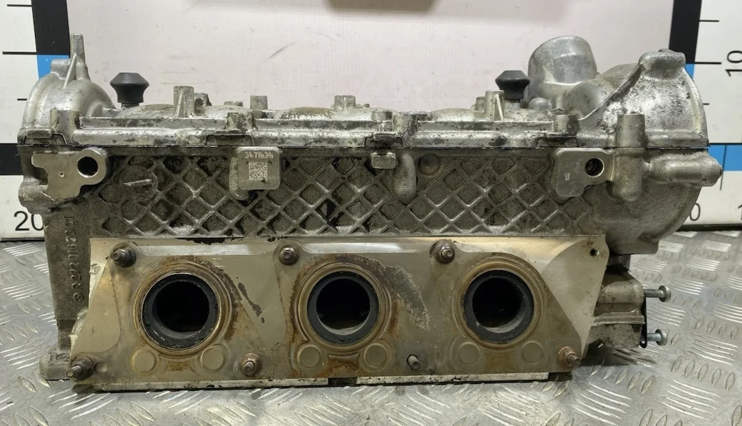 [Б/У] Головка блока цилиндров правая Mercedes om.272 [Код: 00399282 ]