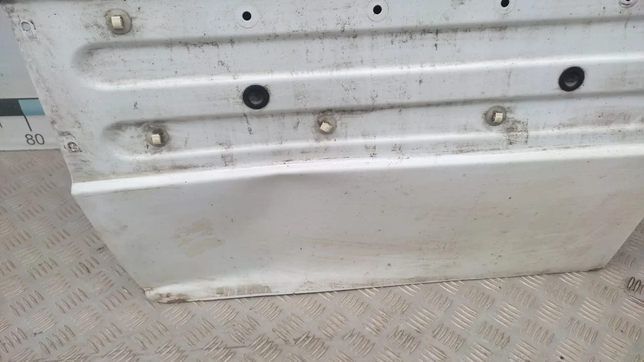 [Б/У] Дверь передняя правая - замята под молдингом [Незначительные дефекты] [Код: 00310262 ]