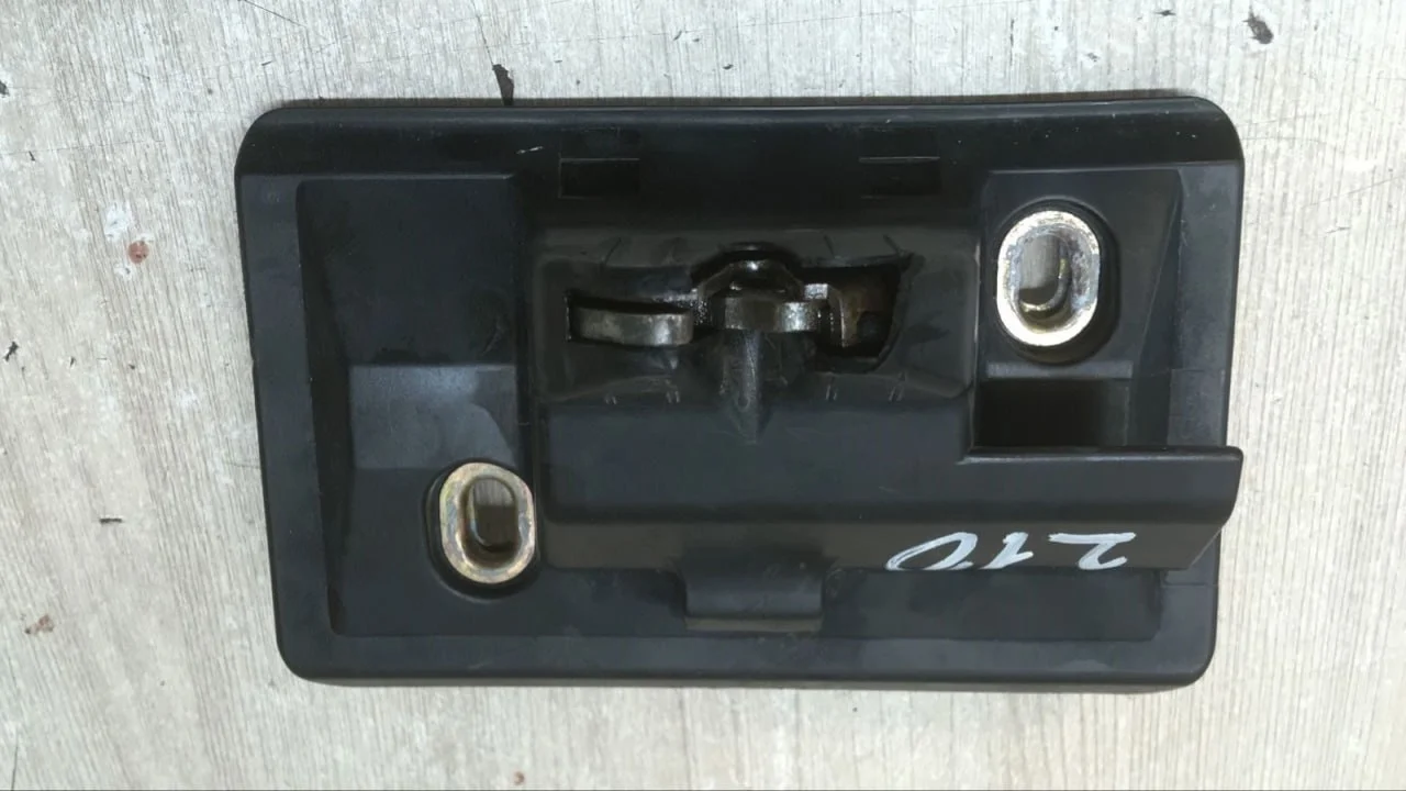 [Б/У] Замок багажника MB W208 W202 W210 - небольшой скол на кожухе [ХОРОШЕЕ] [Код: 00311238 ]